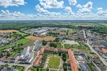 Die schwäbische Kreisstadt Dillingen an der Donau aus der Vogelperspektive