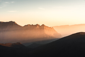 Blick auf die Berge bei Sonnenaufgang – Jabal Haatt, Oman