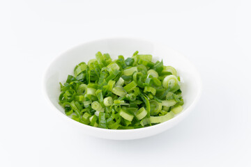 小皿に入った刻んだ小ねぎ（万能ねぎ）