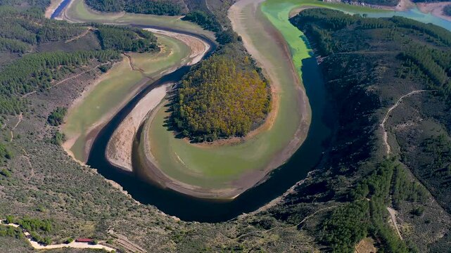 Aerial view of the Melero meander, formed by the Alag&oacute;n River near the town of Riomalo de Abajo. It is a natural area of great beauty that can be seen from the Antigua viewpoint. 