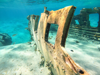Gros plan sur une épave d'avion aux Bahamas.