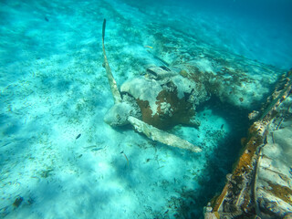 Une épave d'avion dans la mer turquoise.