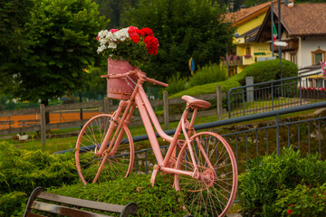 Fototapeta premium Pink Bicycle in Molveno, Italy, Amidst Scenic Alpine Views