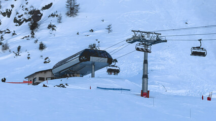 Gros plan sur un télésiège à la montagne pour le ski.