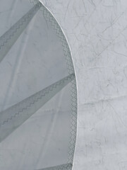 Une voile de bateau au format vertical.