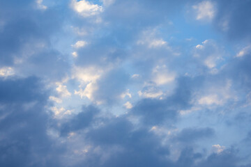 뜨문 뜨문 구름이 아름답게 깔려있다