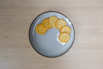 A plate of plain crackers.