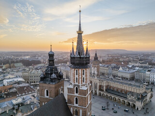 Obraz premium Widok na Rynek Główny w Krakowie w promieniach zachodzącego Słońca