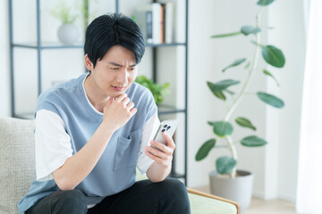 スマホに悩む若い男性
