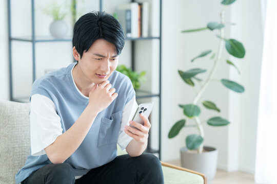 スマホに悩む若い男性