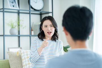 夫婦喧嘩で怒る妻