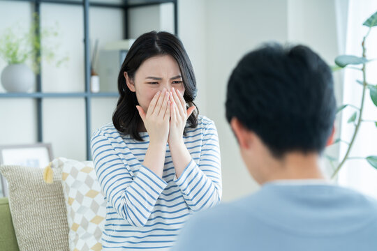 夫婦喧嘩で悲しむ妻