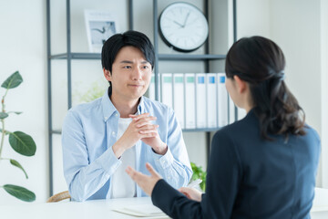 プランナーに相談する若い男性