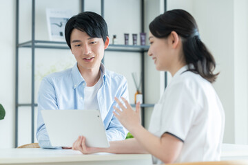 Obraz premium メンズエステに美容の相談する若い男性