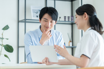 Obraz premium メンズエステに美容の相談する若い男性