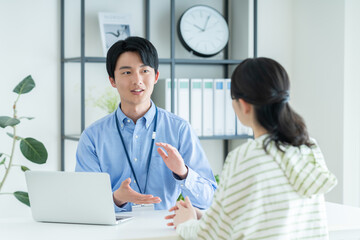 若い女性の相談にのる若いプランナー