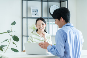 プランナーに相談する若い女性