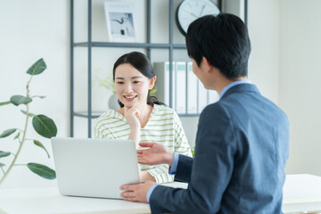 Fototapeta premium プランナーに相談する若い女性