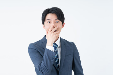 驚く若いビジネスマン