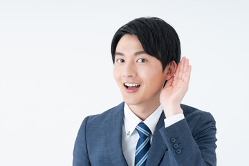 聞く若いビジネスマン