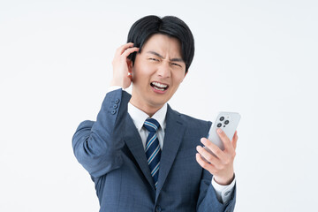 スマホで悩む若いビジネスマン