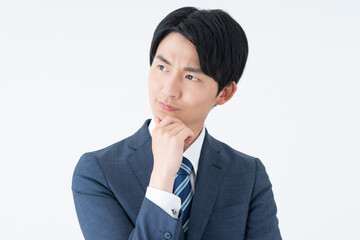 悩む若いビジネスマン
