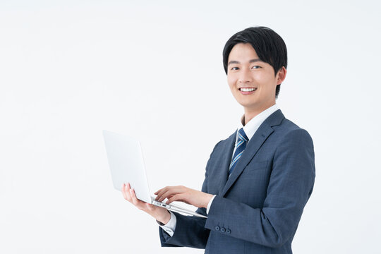 ノートパソコンを持つ若いビジネスマン