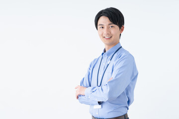 腕組みをする若いビジネスマン
