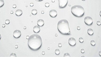 白い背景に輝く光を乱反射した透明な水滴が浮かぶ、清潔で爽やかなテクスチャー