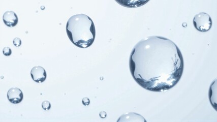 白い背景に輝く光を乱反射した透明な水滴が浮かぶ、清潔で爽やかなテクスチャー