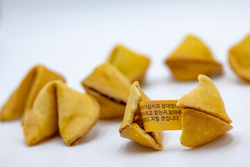 메모를 숨기고있는 맛있어 보이는 포츈쿠키