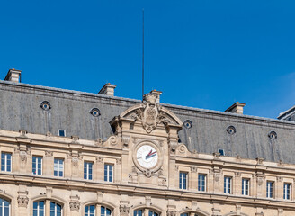 L'horloge et la façade extérieure de la gare Saint-Lazare, Paris, France