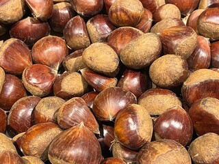 Raw chestnuts on the market 