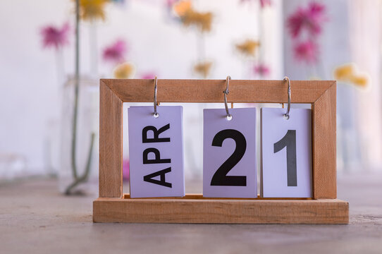 Wooden desk calendar, page 21 April. World Creativity and Innovation Day, to promote creativity and the use of new ideas to solve various problems in society.