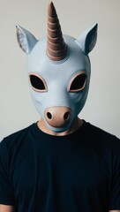 Obraz premium Man wearing a unicorn mask