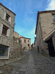 Fototapeta premium Narrow cobbled street with stone houses in Yanguas, Spain