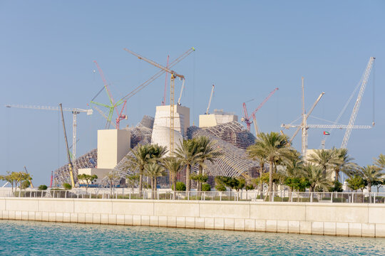 ABU DHABI, VAE - 16.01.2025: Baustelle und Neubau des Guggenheim Museums in Abu Dhabi