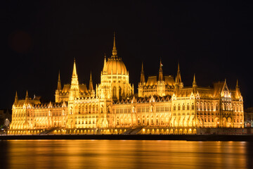 Fototapeta premium Parlament Budapest Ungarn bei Nacht