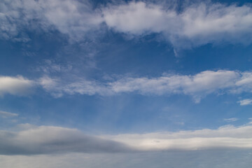 Obraz premium Bright Blue Sky With Soft White Clouds in a Calm Atmosphere