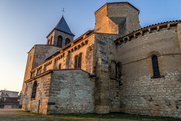 Une &eacute;glise dans un petit village en France