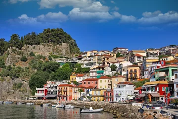 Fototapete Rund Colorful old buildings and ruined castle in Parga, Greece © goce risteski
