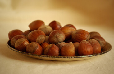 Noisettes dans une coupelle