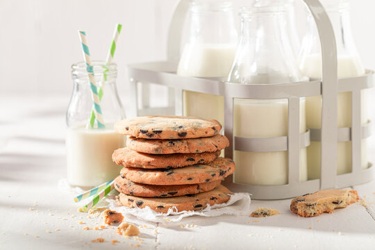 Sweet and crunchy vanilla cookies made of flour and cocoa.