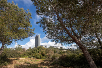 Obraz premium Haifa, Israel - March 1, 2025, View of the University of Haifa from Mount Carmel on a beautiful sunny day with a blue sky.