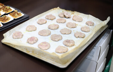 hamburguesas de carne en una bandeja de horno para hornear