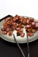 aperitivo de trozos de torreznos de cerdo crujientes