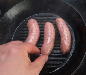 Sauté pork sausages in a cast-iron skillet for an irresistible flavour. Enjoy the view of your meal from above!