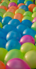 Globos de colores flotando en una piscina - Foto de stock