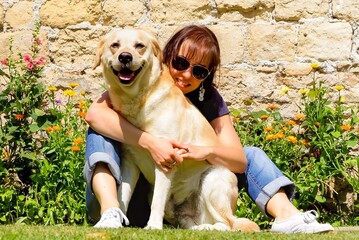 Chien joue avec une femme 