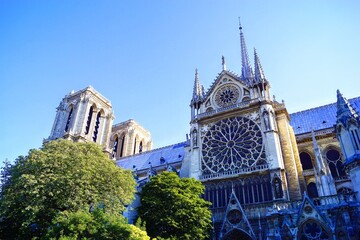 Fototapeta premium Notre-Dame de Paris vue de l'extérieur 